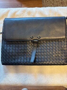Bottega Veneta Black Woven Leather Clutch bag Authentic. In excellent condition.